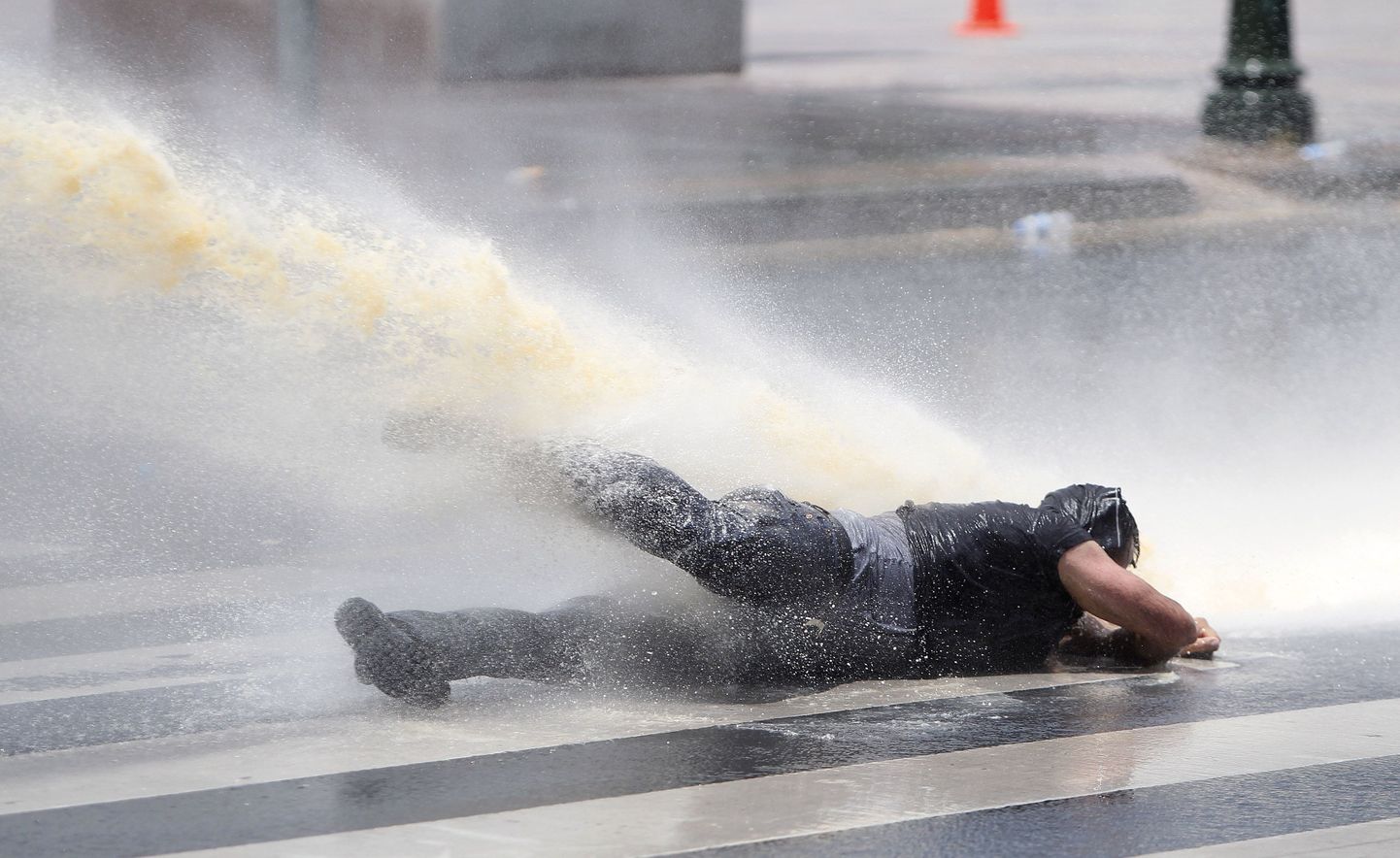 Türgi politsei kastab veekahurist protestijat