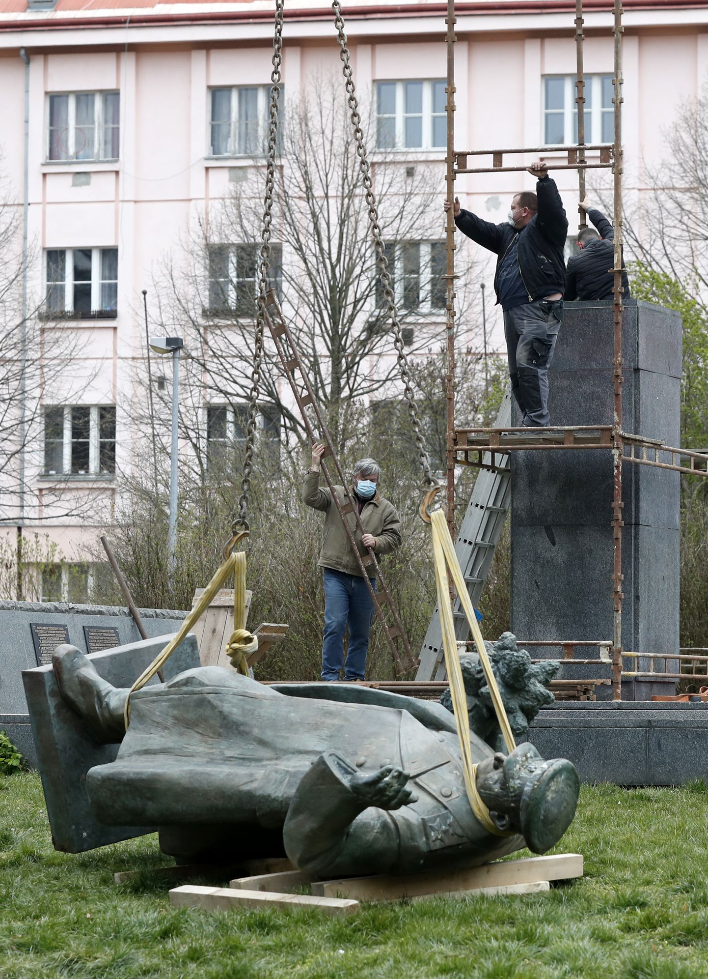 NSV Liidu marssali Ivan Konevi kuju mahavõtmine Prahas 3. aprillil 2020.