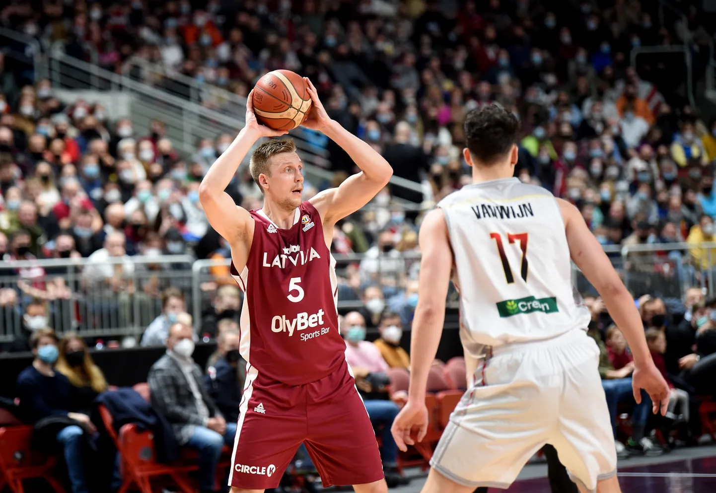Latvijas vīriešu basketbola izlases spēlētājs Mareks Mejeris (nr.5, sarkanā formas tērpā)