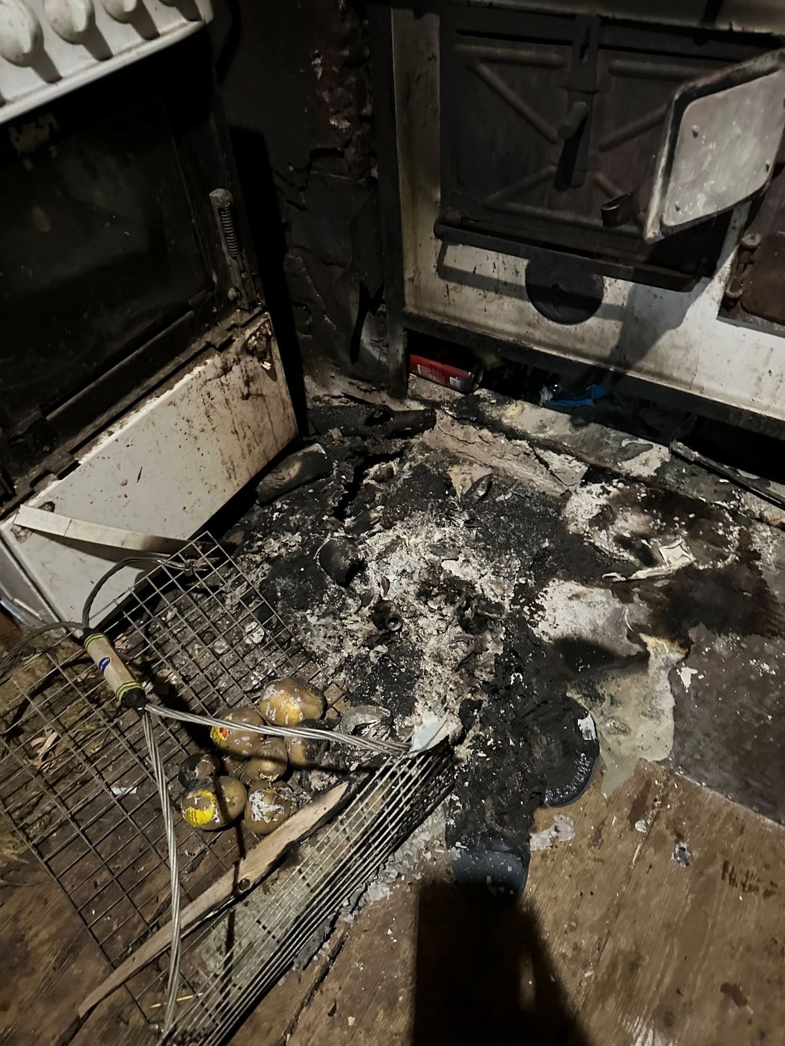 Возгорание началось перед плитой, где загорелось пластиковое ведро. Хозяин дома не успел потушить ведро, потому что потерял сознание и умер, надышавшись угарным газом.