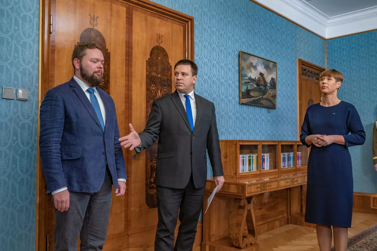 Назначение Каймара Кару (слева) министром.