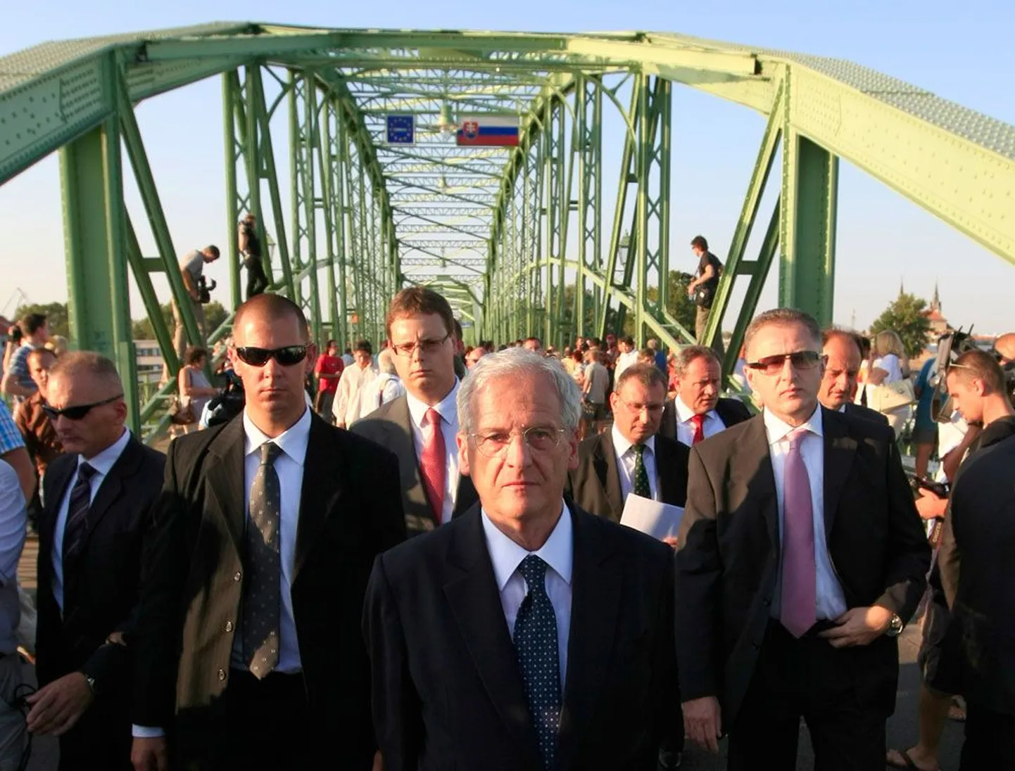 Ungari president Laszlo Solyom marssis möödunud reedel demonstratiivselt mööda silda Slovakkia piirini ja tagasi, teatades ajakirjanikele, et naaberriigi välisministeerium on ta tunnistanud julgeolekuriskiks.