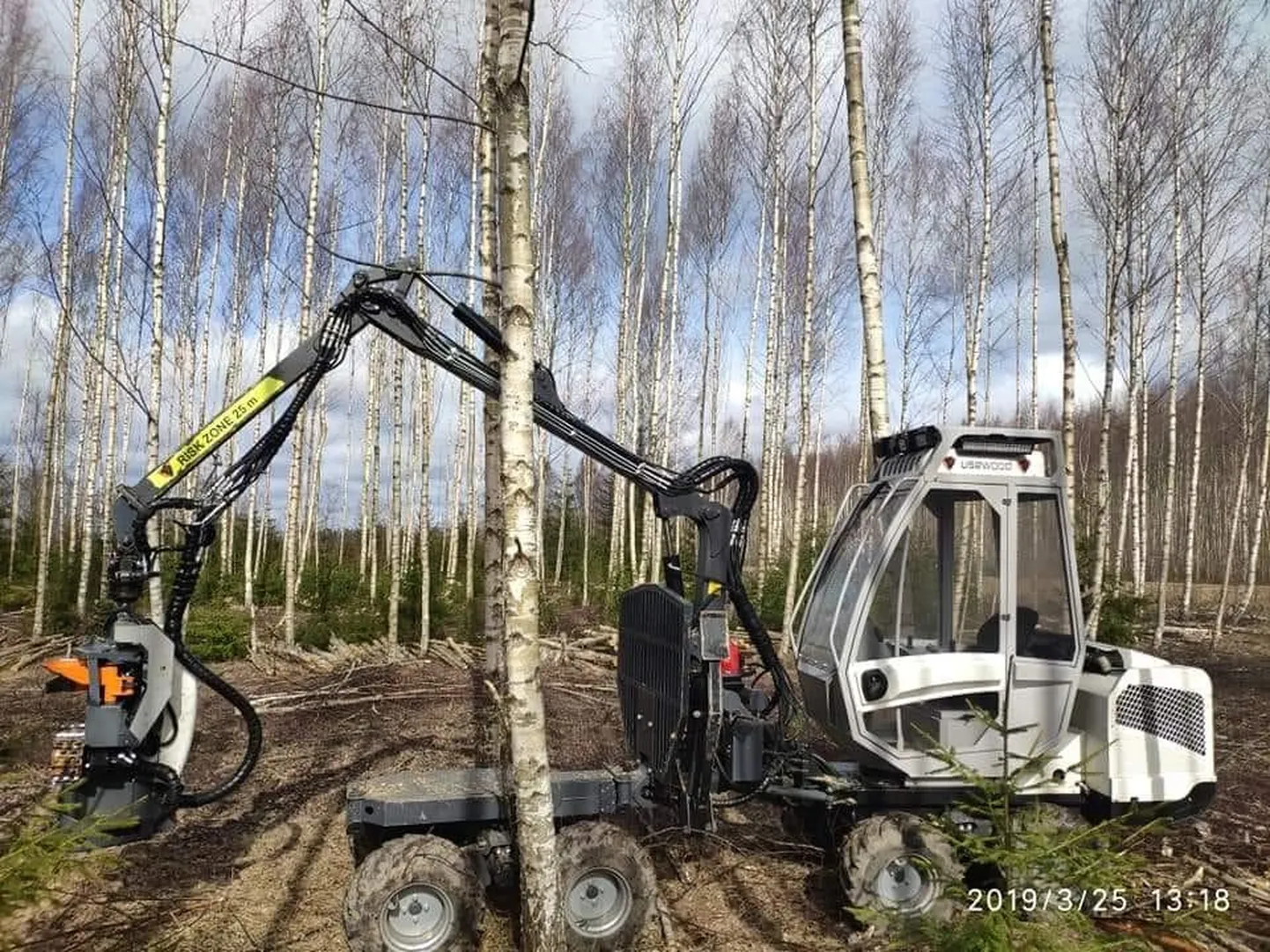 Järjest kordunud pehmed lumevaesed talved on Eestis väikese metsatehnika soetamisele hoo sisse andnud. Pildil teeb 2,5 tonni kaaluv Soomes valmistatud Usewood Combo harvendust 35aastases kaasikus. Pinnas on suhteliselt märg, aga läbivajumist pole karta.