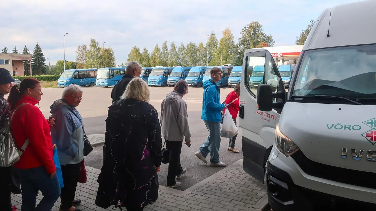 Põlva-Võru bussi peale minejad.