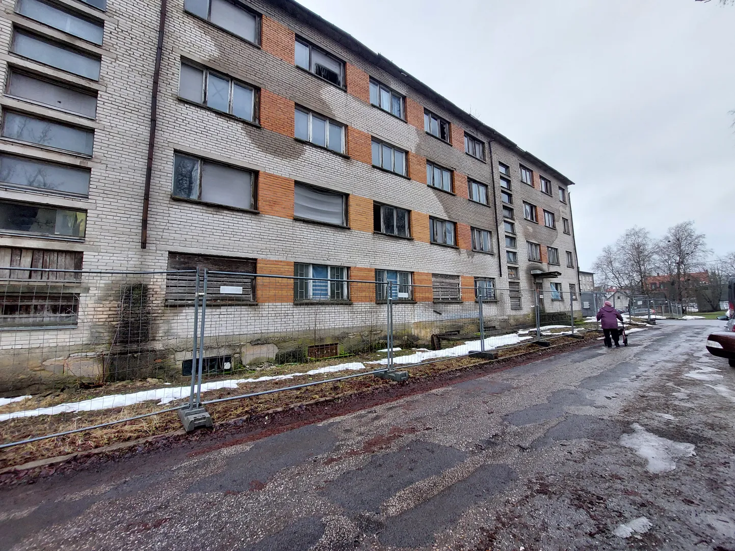 Jõgeval Puiestee 21 maja ümber on ehitusaiad. Õige pea läheb töö lahti, et aasta lõpuks saaks seal valmis 122-kohaline hooldekodu.