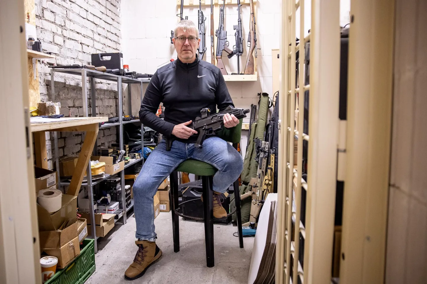 Viimsi TopGuni lasketiiru juhataja, reservohvitser ja laskeinstruktor Einar Lillo möönis, et nii mitmedki on bürokraatia tõttu lõpuks relvast loobunud.