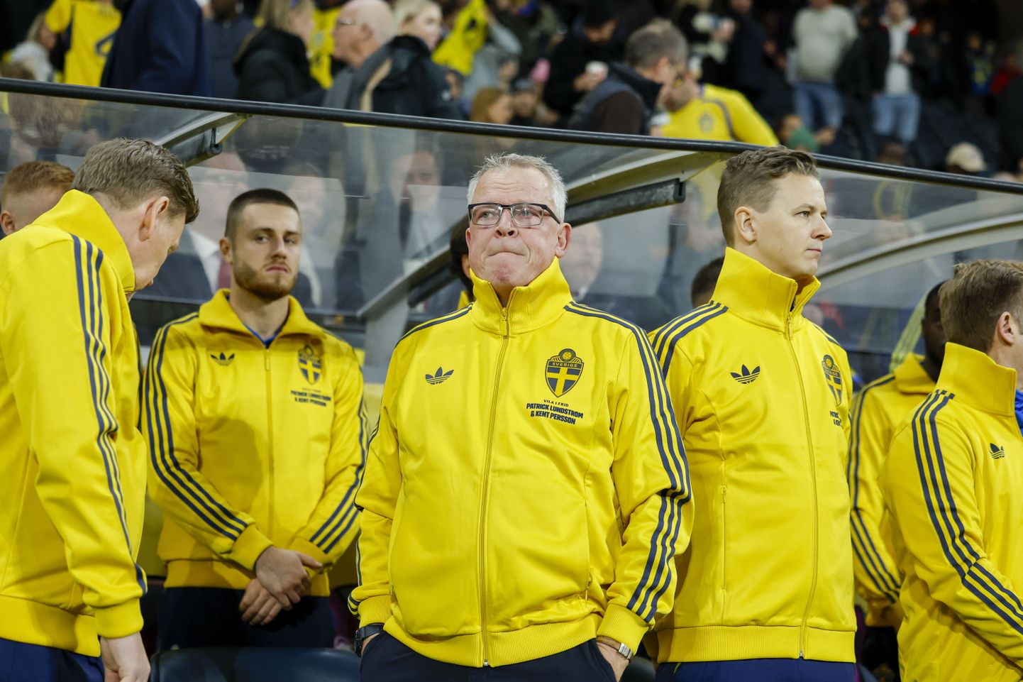 Rootsi jalgpallikoondise peatreeneril Janne Anderssonil tõi leinaseisak pisara silma.