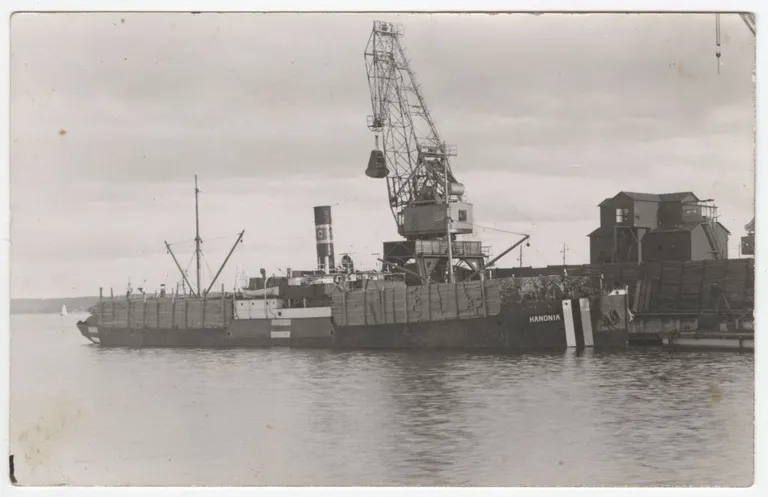Kaubaaurik Hanonia 1939. a Stockholmis puidumaterjali lastimisel.