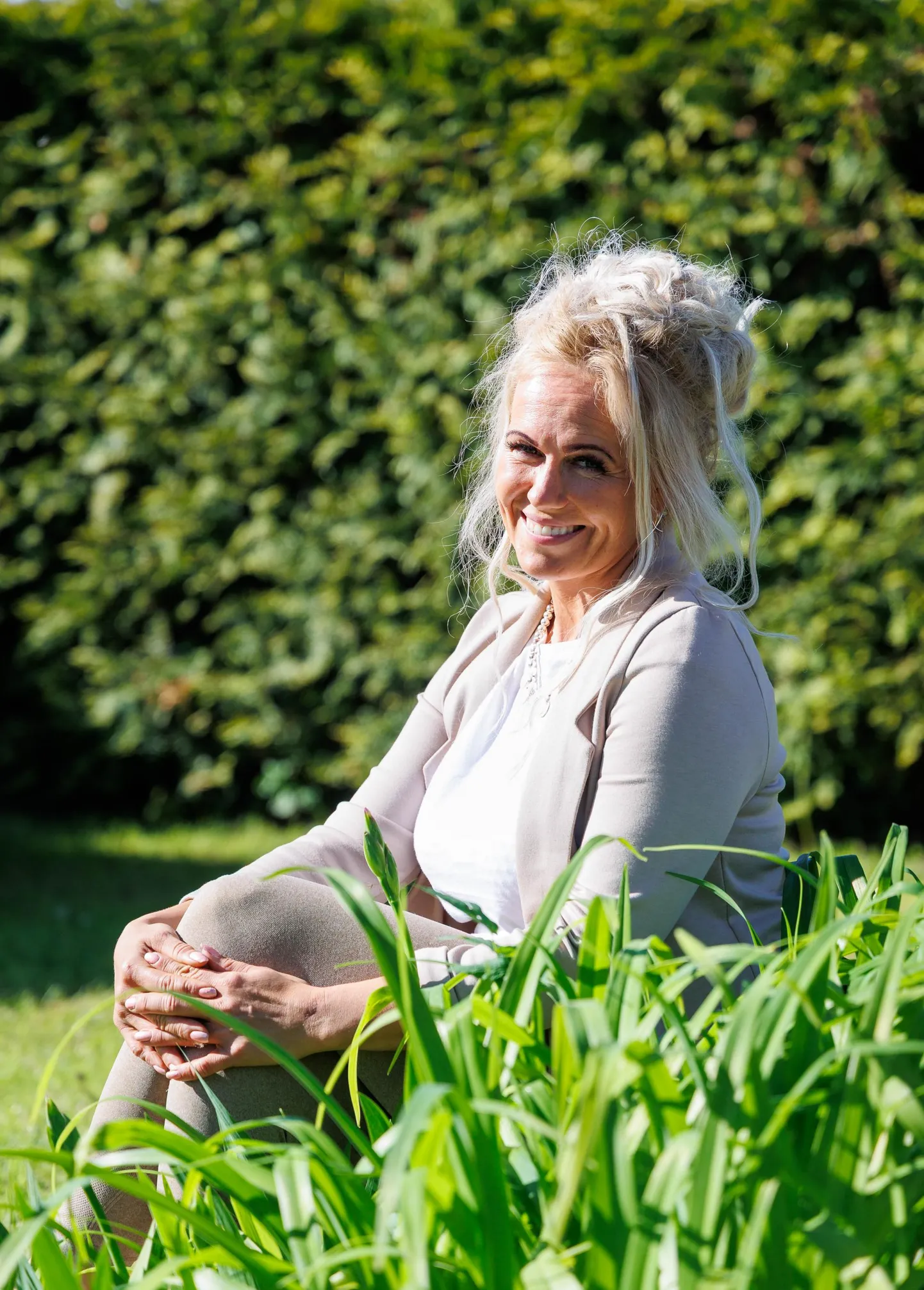 Inger Zimmer on kolme lapse ema, kes töötab tegevusjuhendaja ja kalmistuvahina. Ta on ka aktiivne sportlane ja lööb kaasa kogukonnategevustes.