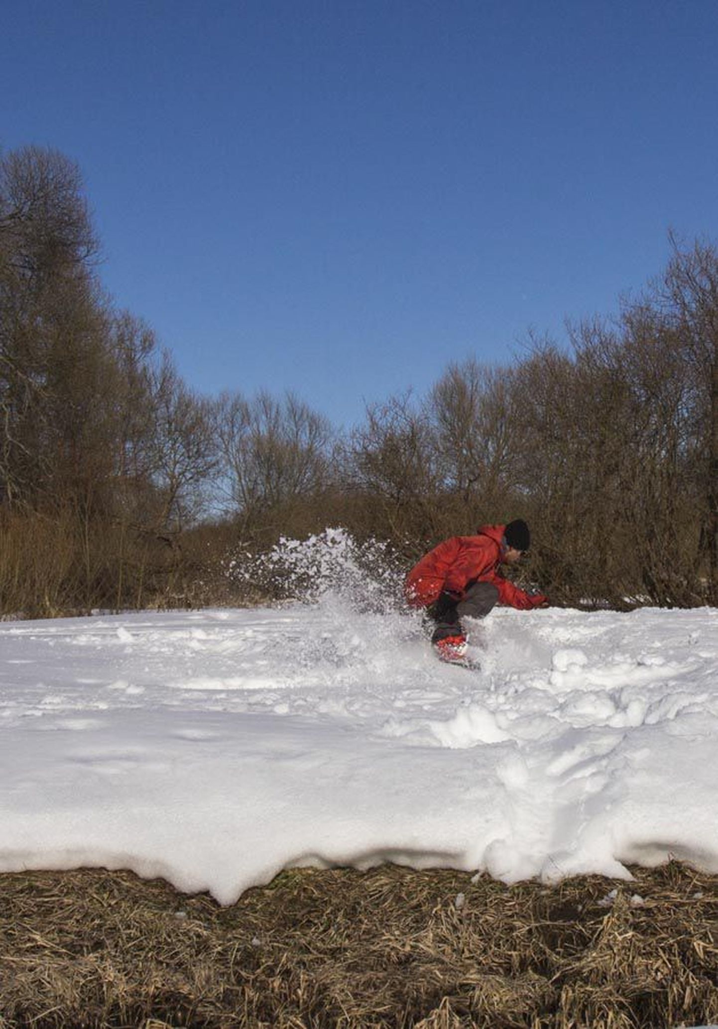 Talv otsa Austrias mäemeistrina tegutsenud Kristjan Tuuleveski naasis kodulinna ning võtab nüüd siinsest lumepargist viimast: ta ehitas oja peale lumest hüppekoha ja trikitab seal koos sõpradega.