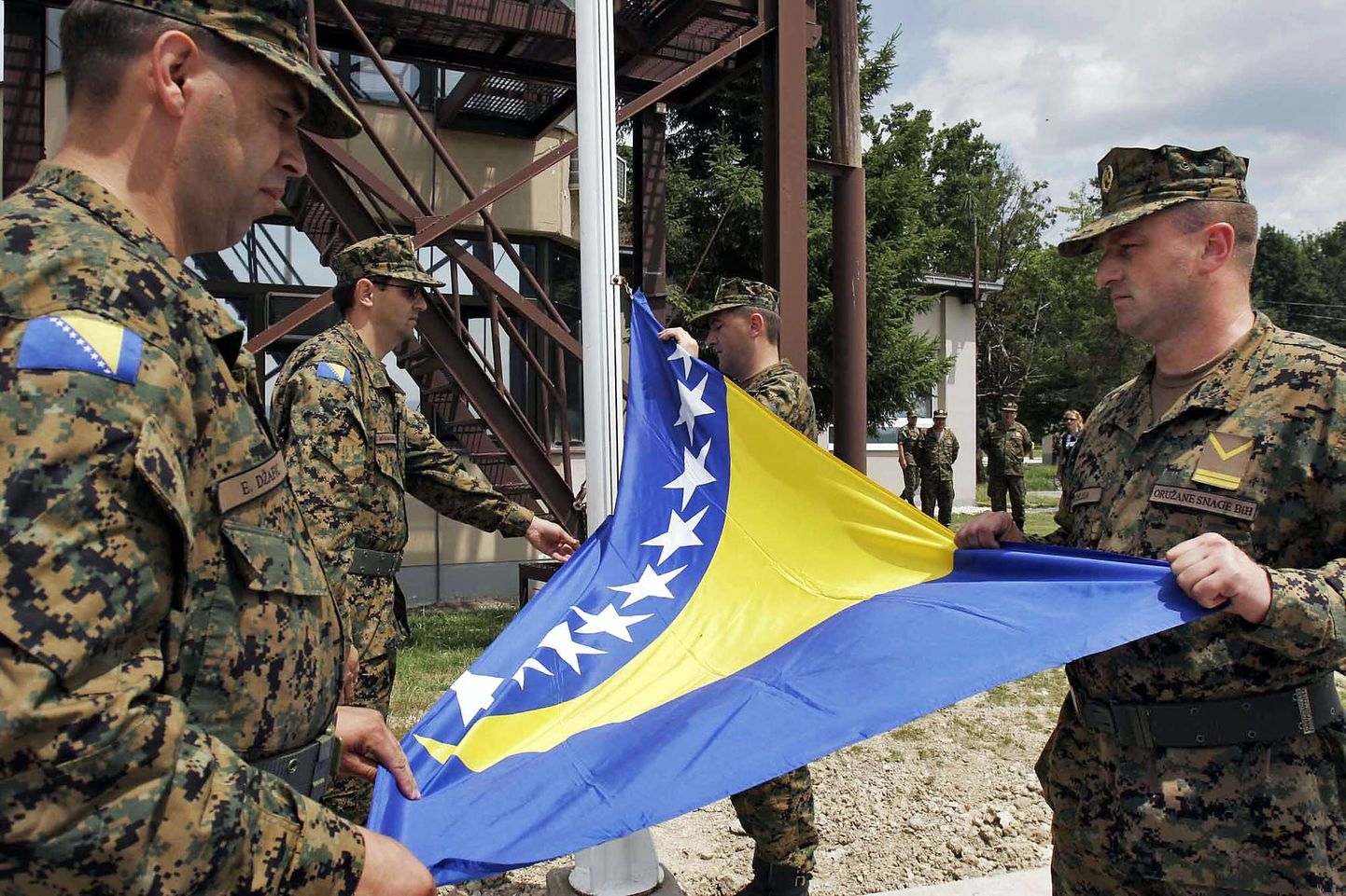 Bosnia sõdurid heiskamas riigilippu.