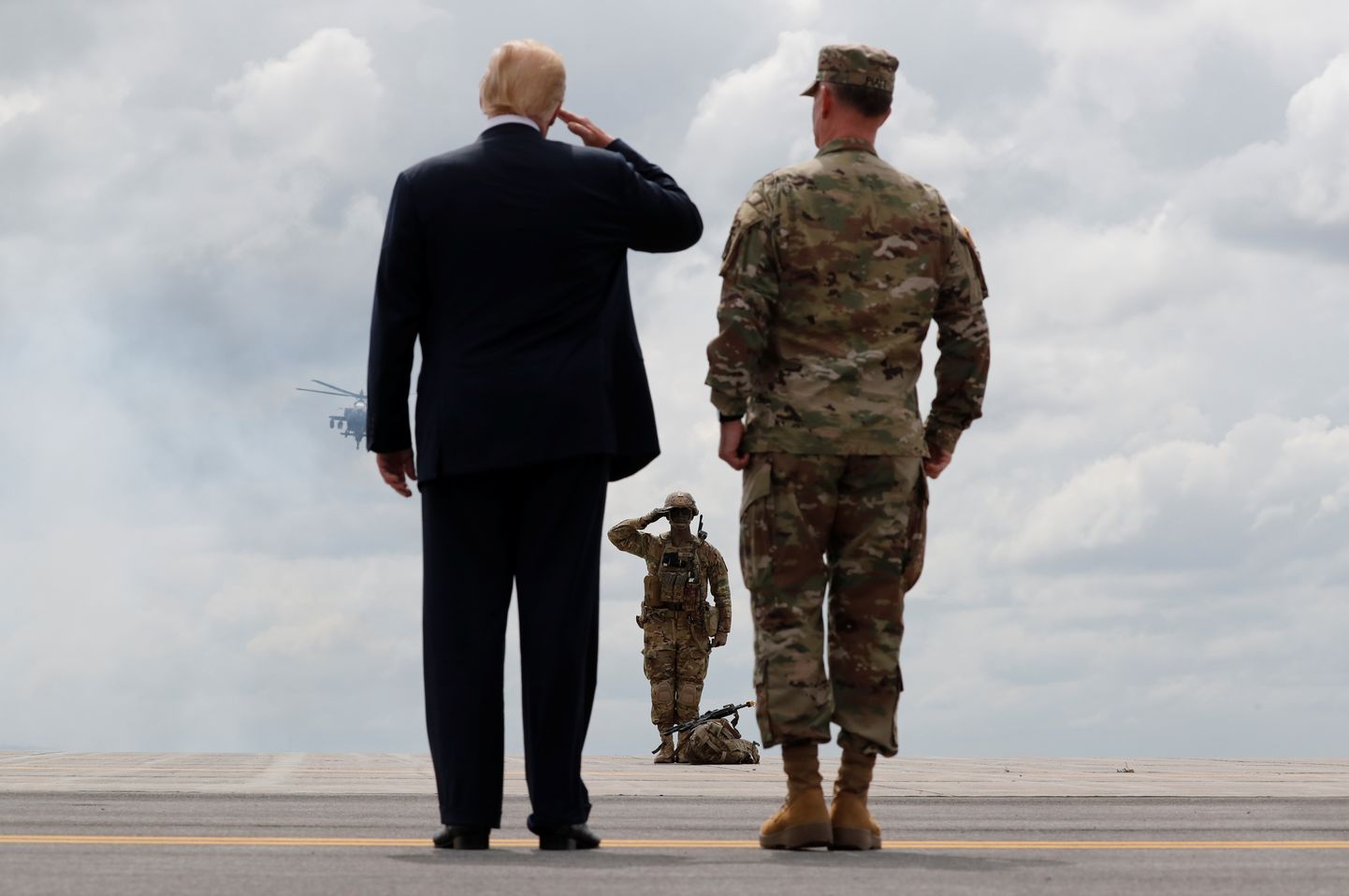 USA president Donald Trump sõjaväleastega.