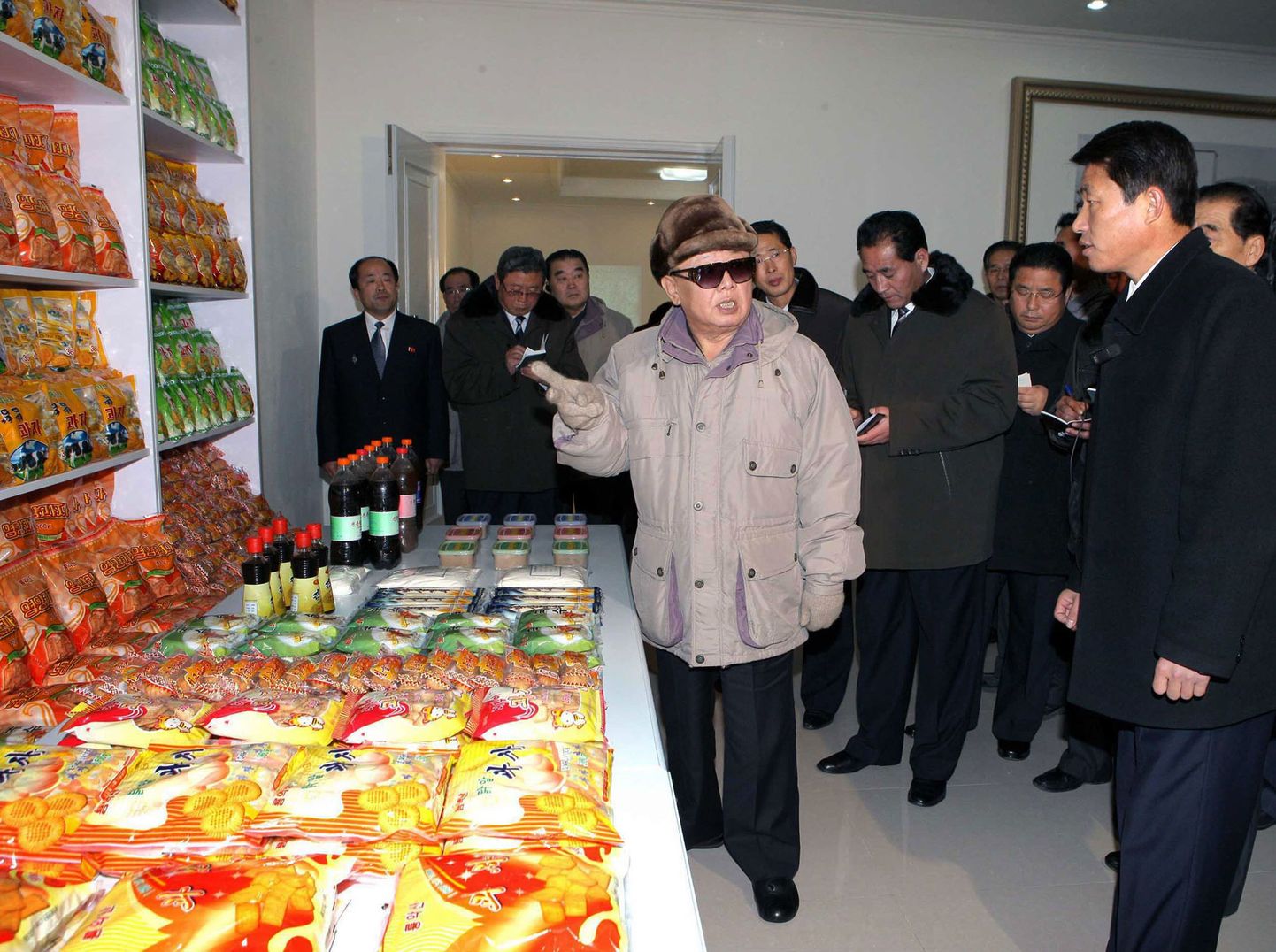 Põhja-Korea juht Kim Jong-il tutvumas oma riigi toiduainetööstuse toodanguga