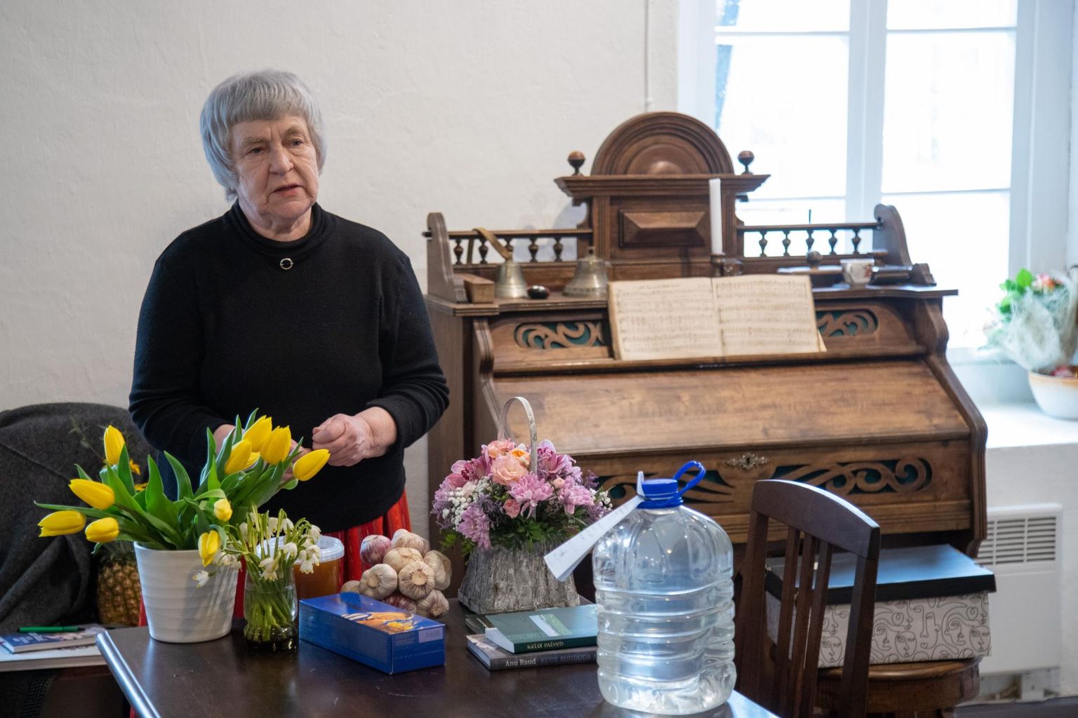 Akadeemik ja tekstiilikunstnik Anu Raud esitles tänavu aprillis Heimtali koduloomuuseumis oma juturaamatut «Kuue ruuduga aken».