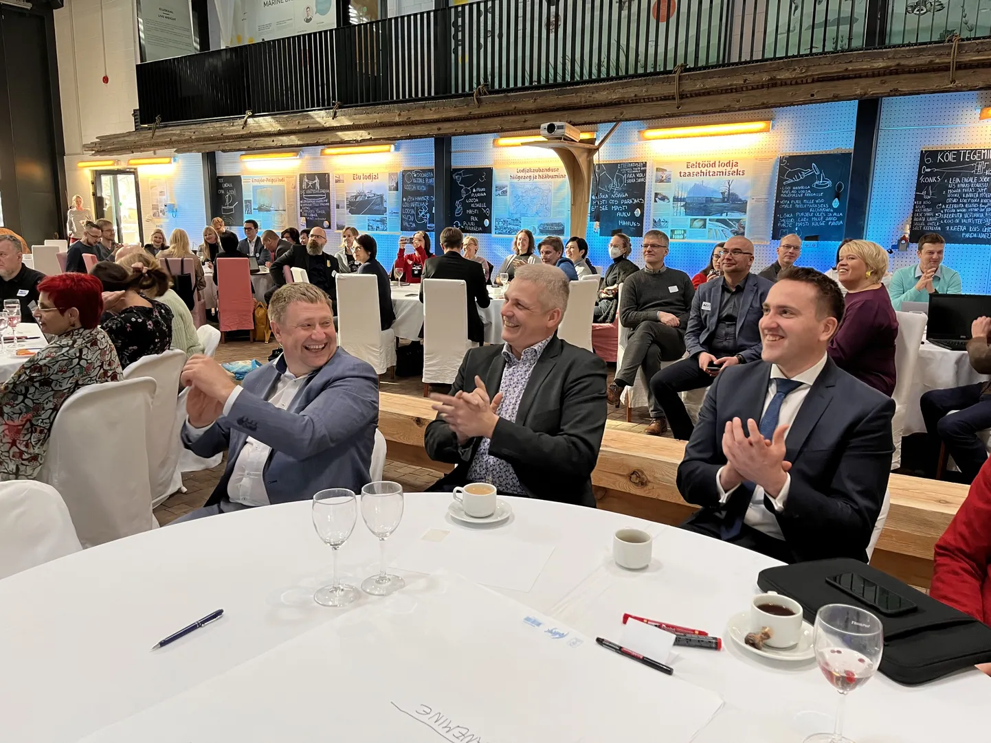 Tartu omavalitsuste liidu esimees ja Tartu vallavanem Jarno Laur (vasakult), abilinnapea Raimond Tamm ja liidu tegevjuht Sven Tobreluts olid avaüritusel uue arengustrateegia loomise suhtes positiivselt meelestatud.