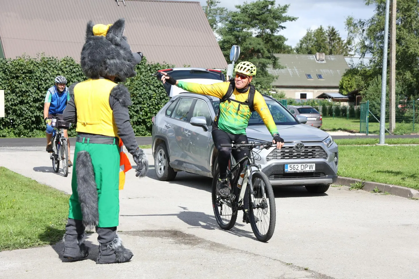 Rattaretkel "Hundi Ratas" hoiab Järva valla maskott Hundu matkaliste tuju üleval.