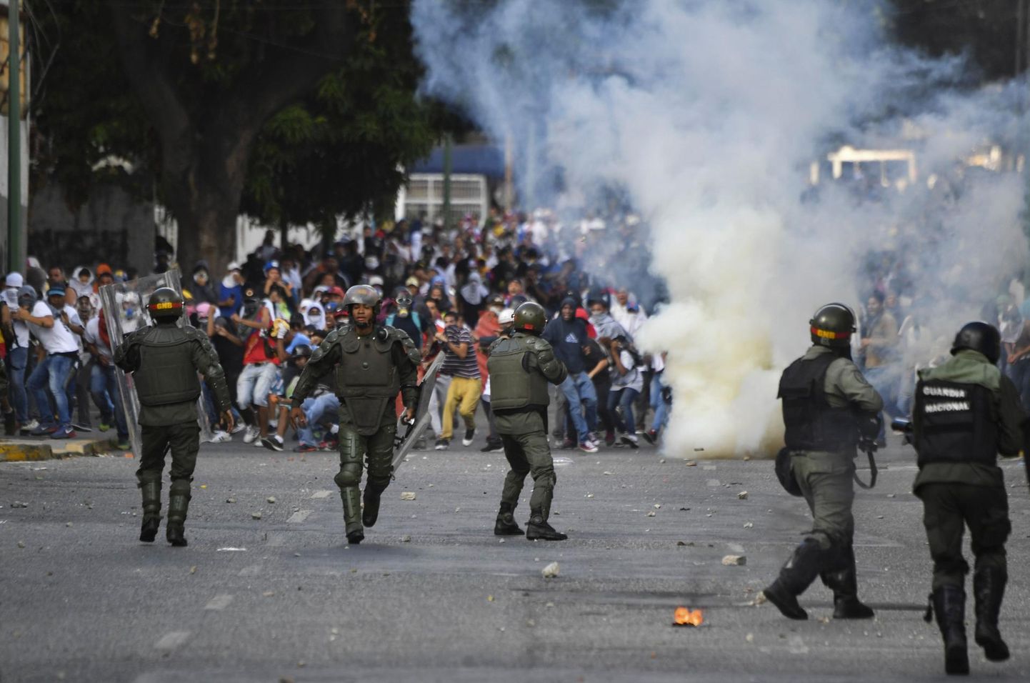 Venezuela pealinnas Caracases puhkenud president Nicolás Maduro vastastel meeleavaldustel on võimud kasutanud protestijate vastu pisargaasi ja kummikuule. Sel nädalal on saanud surma vähemalt 14 inimest.