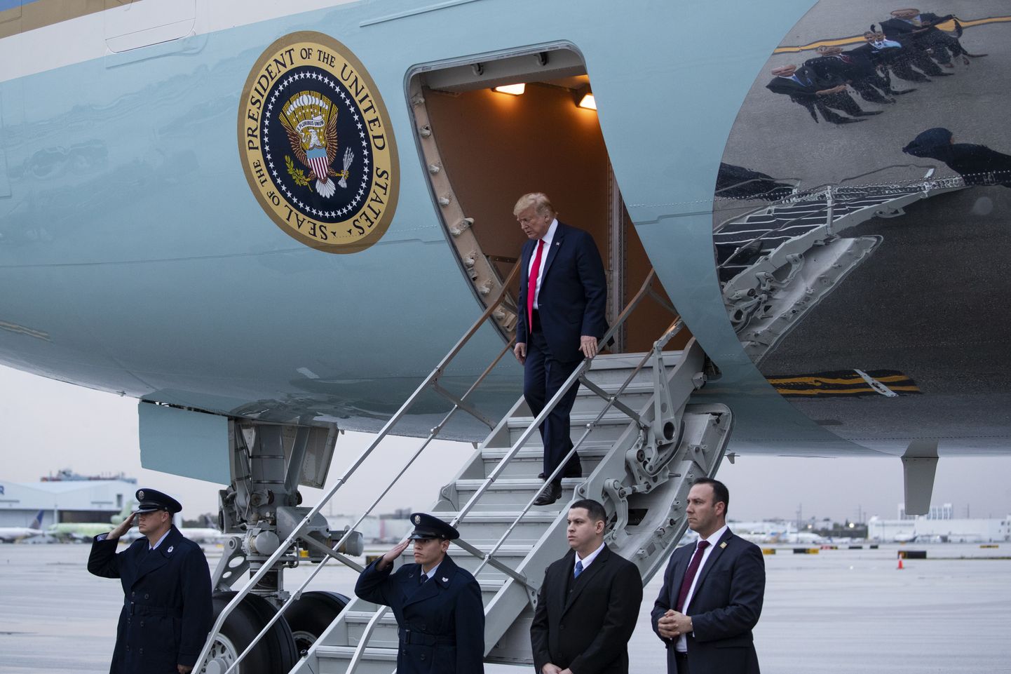 USA president Donald Trump saabumas Miami lennuväljale.