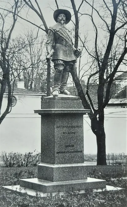 Gustav II Adolfi monument enne hävitamist.