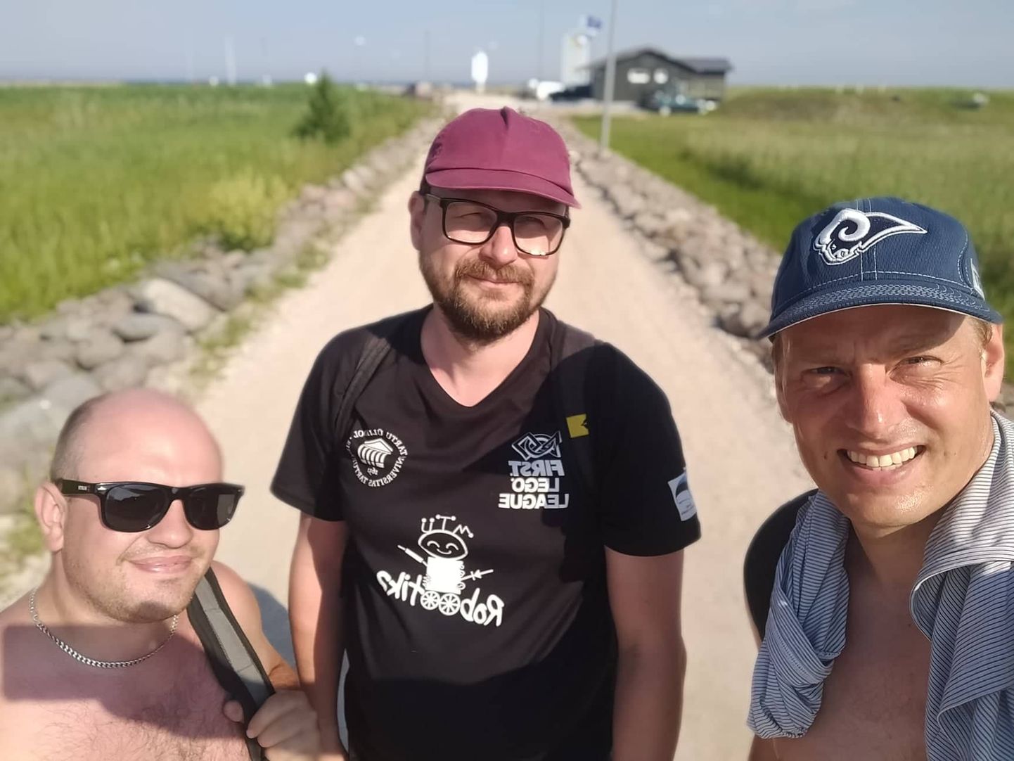 Discgolfi harrastajad Mikk Sepp, Andrus Naulainen ja Oleg Tsernobrovkin sõitsid Abrukale oma paadiga. Viimane viskas 25meetrisel rajal ka hole-in-one.