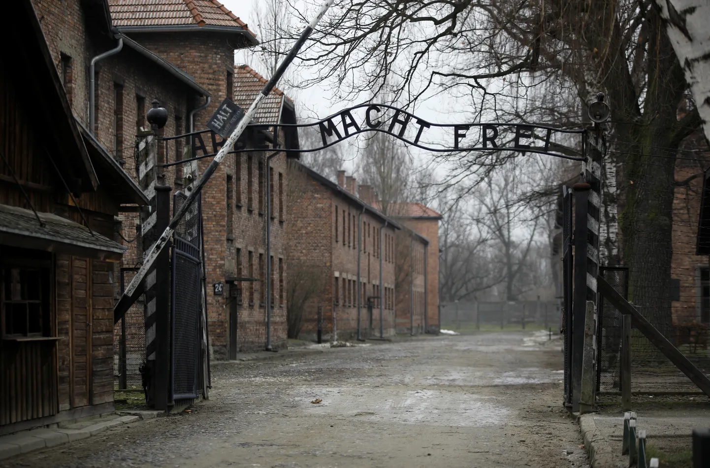 Auschwitzi värav "Arbeit macht frei" (Töö teeb vabaks) Poolas.