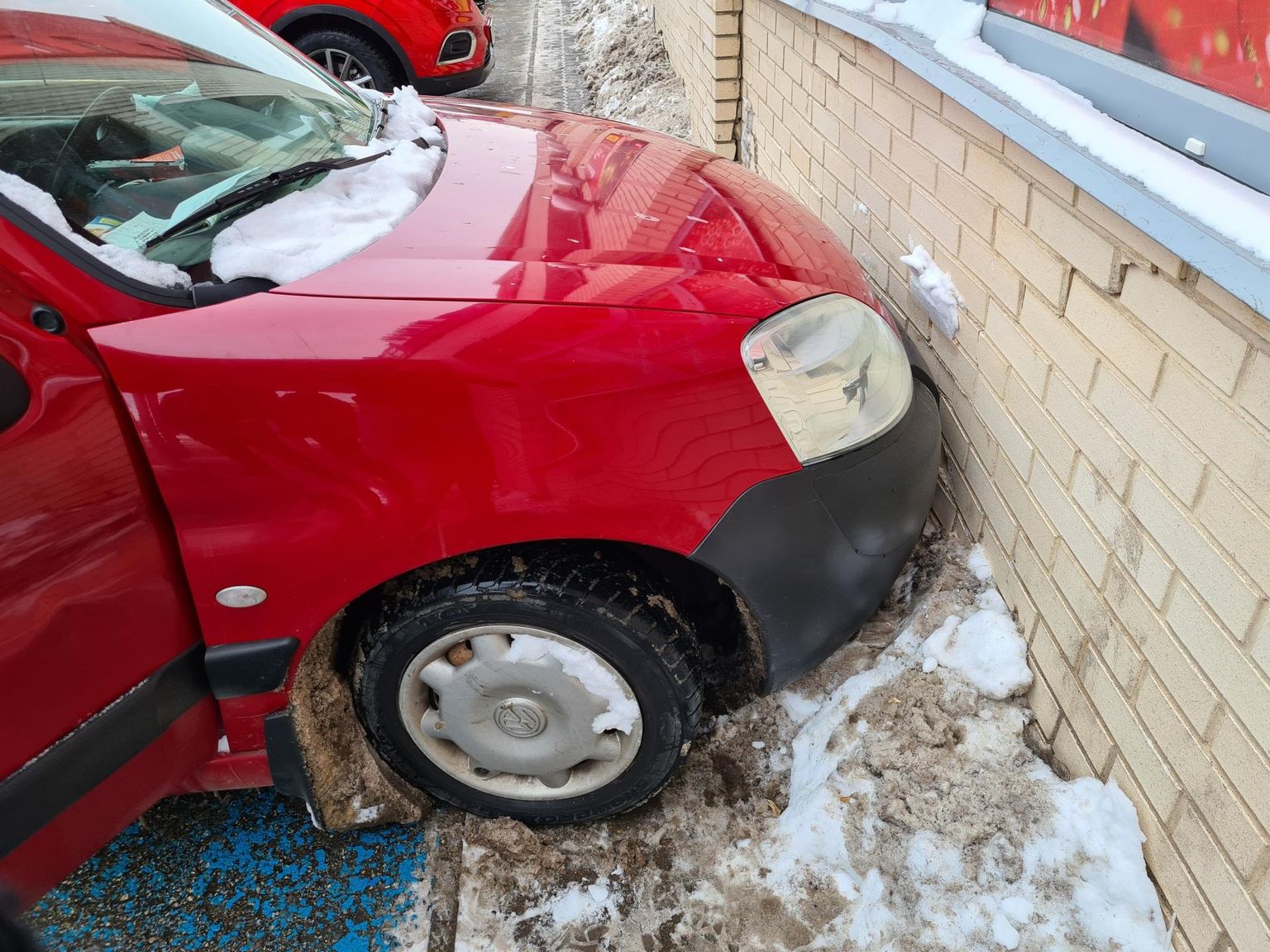 Juhti roolis polnud, aga tema auto sõitis eile siiski vastu poe seina.