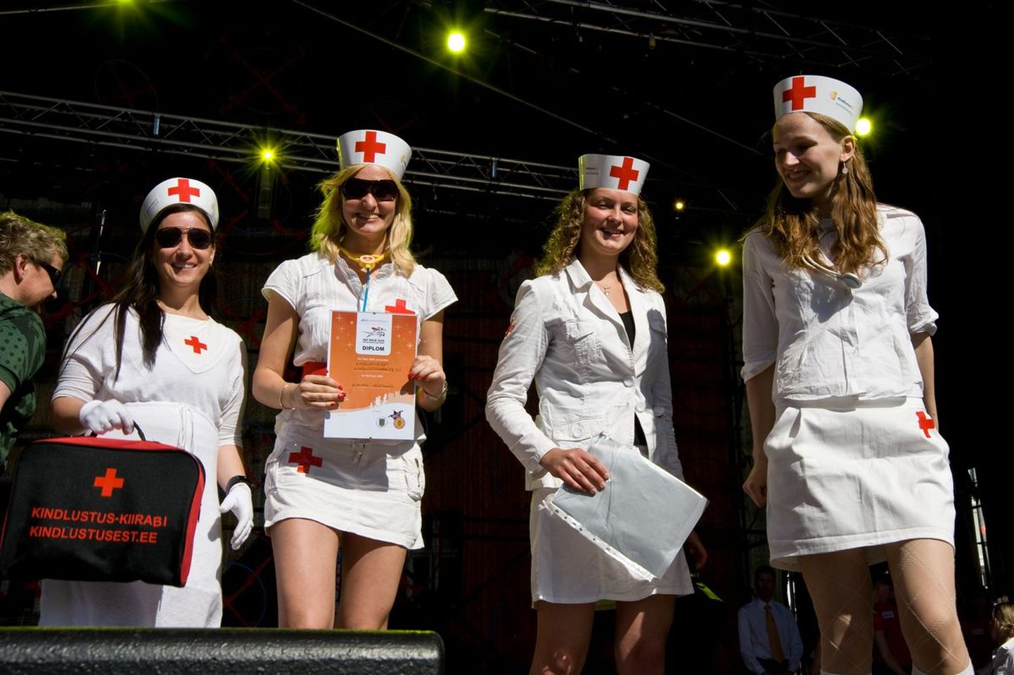 "Rate Race" toob Tallinna tänavatele lõbusad kontoritöötajad.