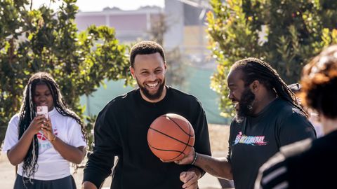 Stephen Curry teenib isegi NBA mängija kohta müstiliselt palju raha