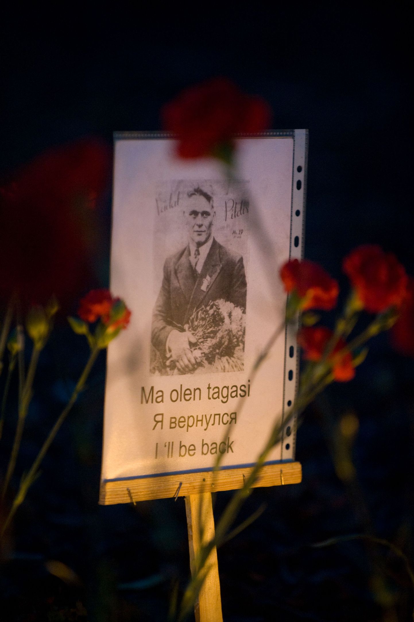 Pronksöö aastapäeva möödumisel pandi Tõnismäele üles Kristjan Palusalu fotoga plakat.
