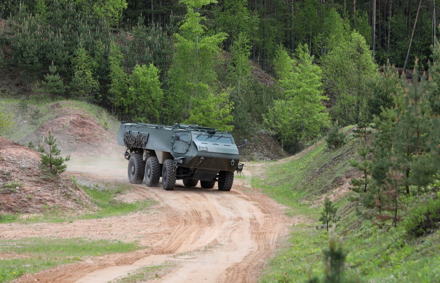 Somijas uzņēmuma "Patria" ražotā 6x6 bruņumašīna.