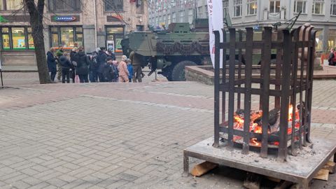 FOTO ⟩ Pie Latvijas Kara muzeja iedegts piemiņas ugunskurs un aplūkojama NATO tehnika