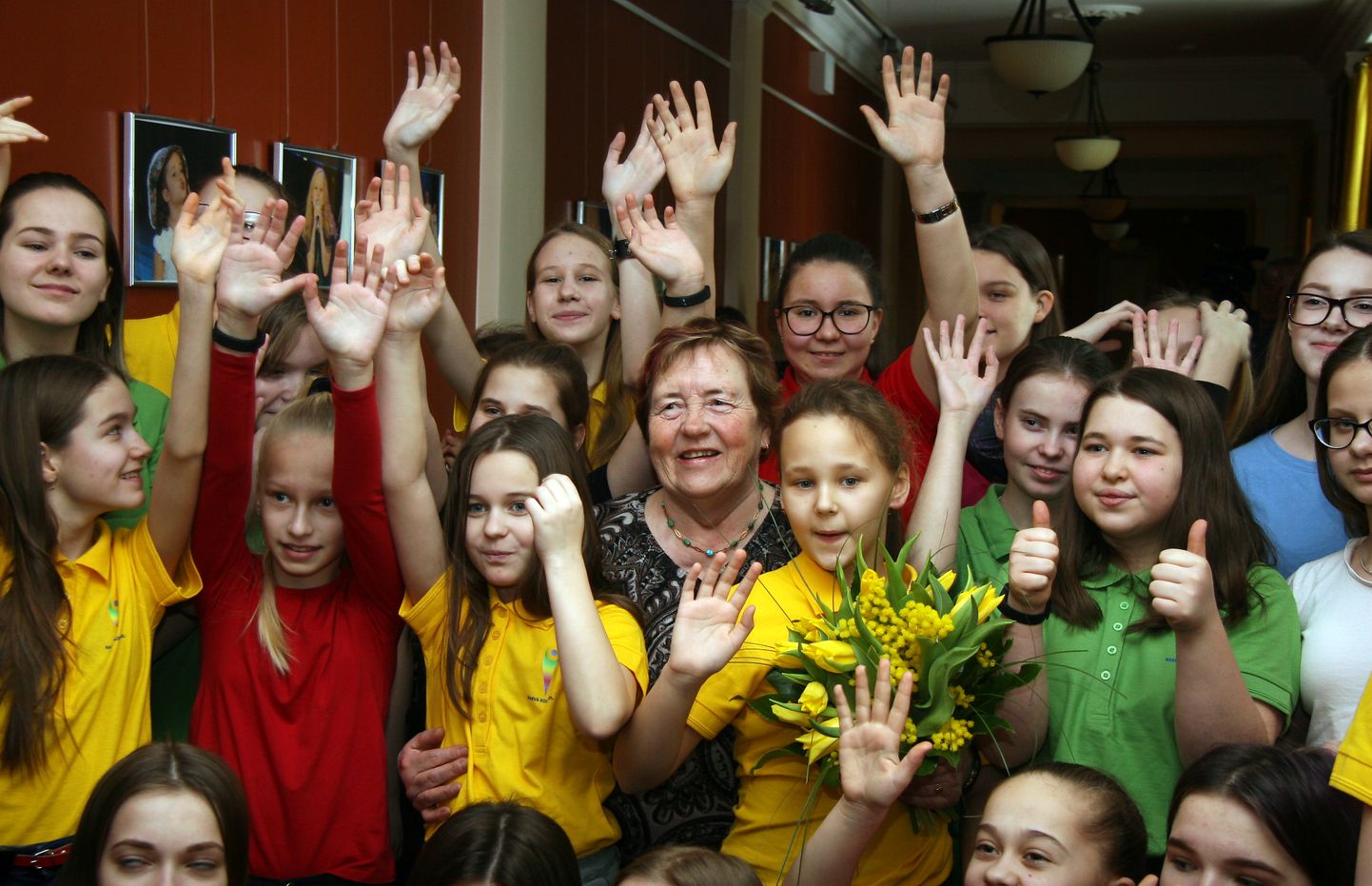 Pärast ettelaulmist pääsevad lastekooride lauljad koos poetess Virve Osilaga pildile.