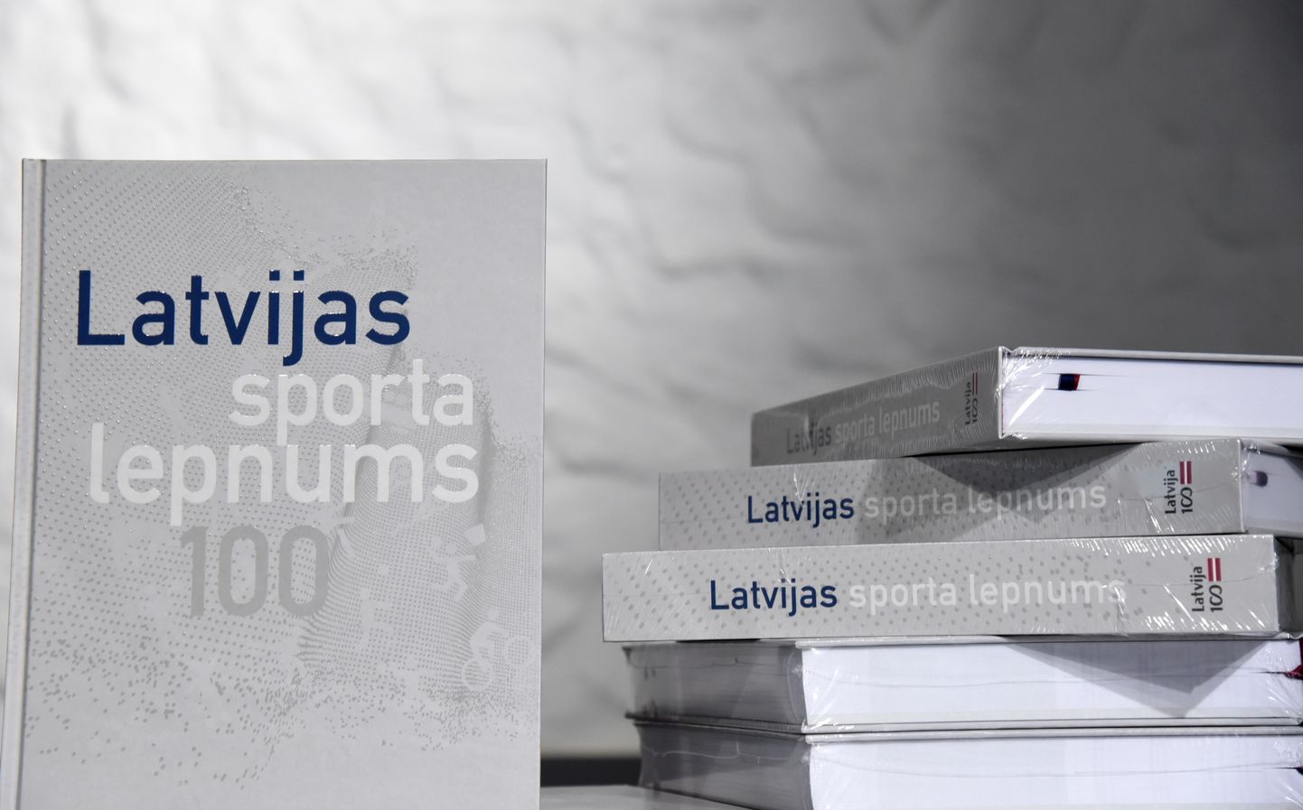 Grāmatas "Latvijas sporta lepnums 100"
