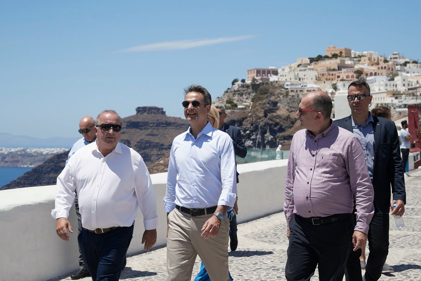 Kreeka peaminister Kyriákos Mitsotákis (keskel) Santorini saarel.