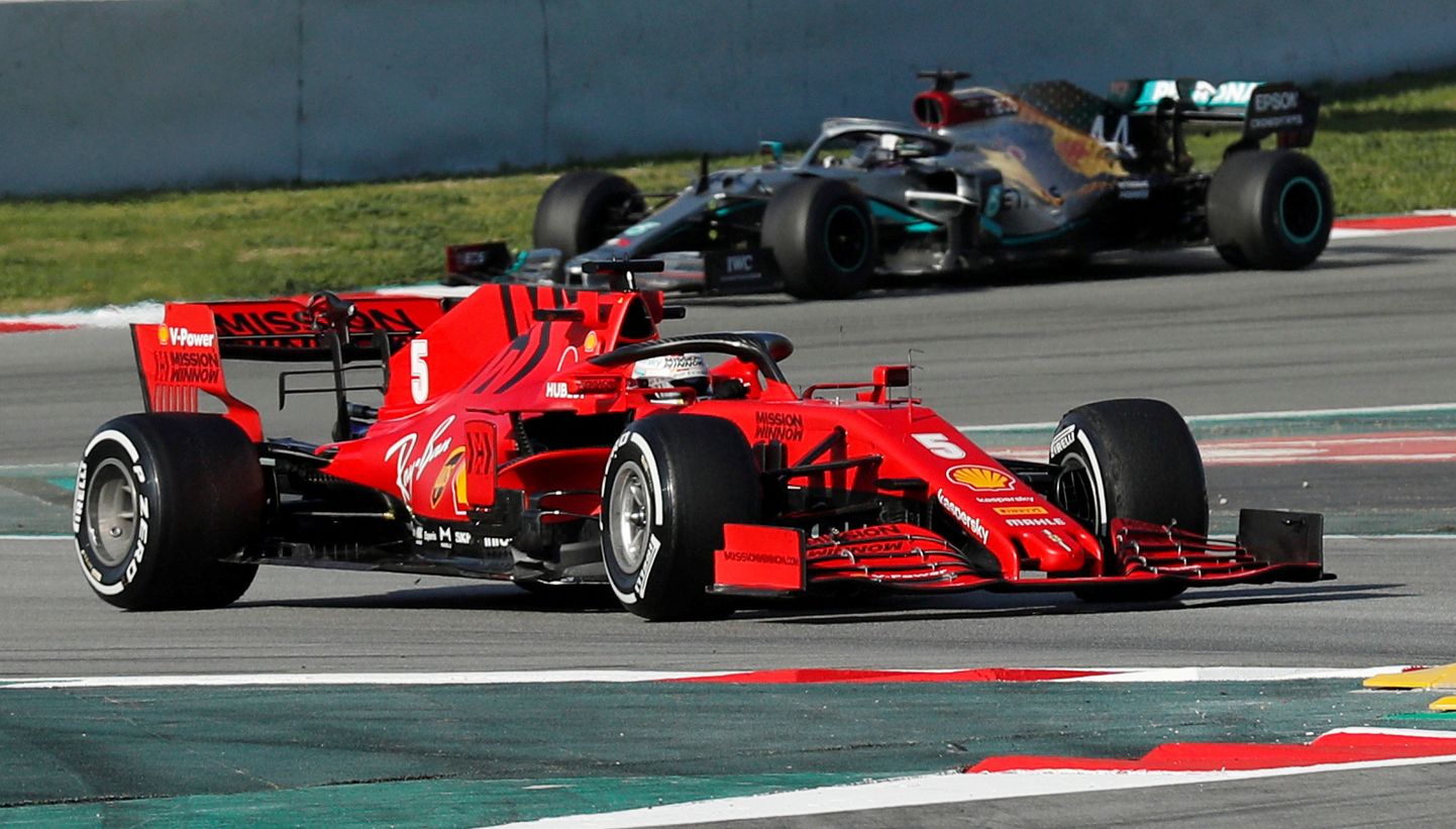Ferrari sõitja Sebastian Vettel hooajaeelsel testil, taustal on Mercedese roolis Lewis Hamilton.