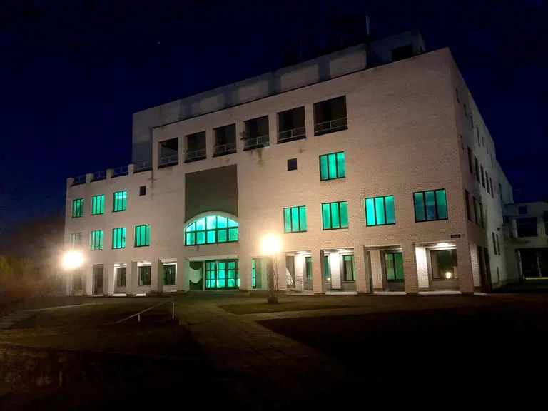 Lootuse värv Põlva kultuurikeskuse akendes