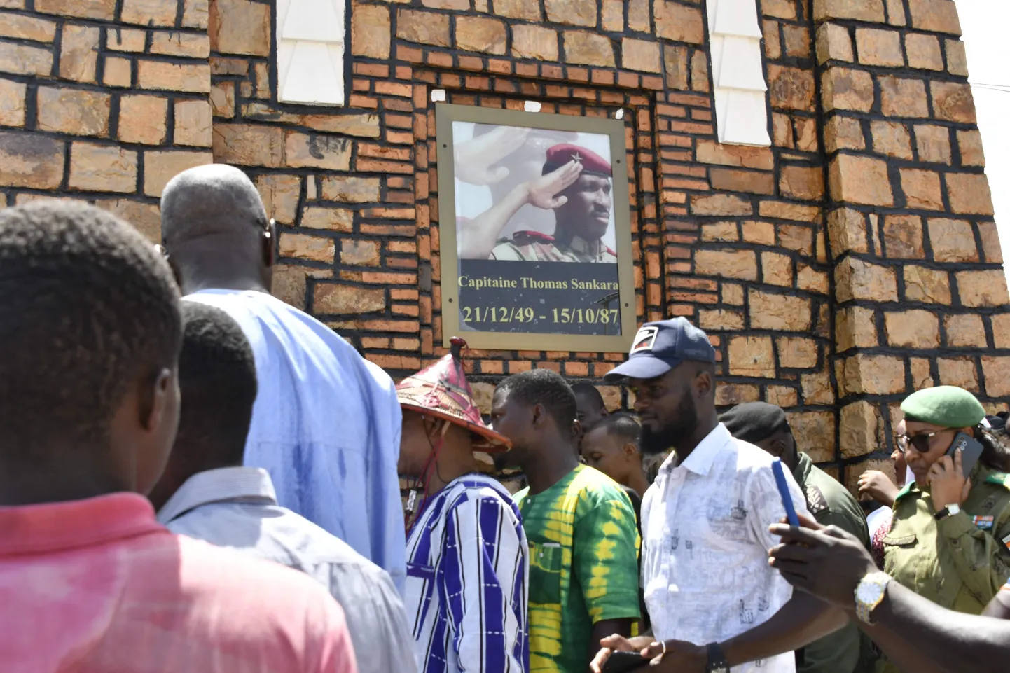 Prantsuse komandöri Parait-Louis Monteili autahvli asemele paigaldati Burkina Faso endise riigijuhi Thomas Sankara oma.