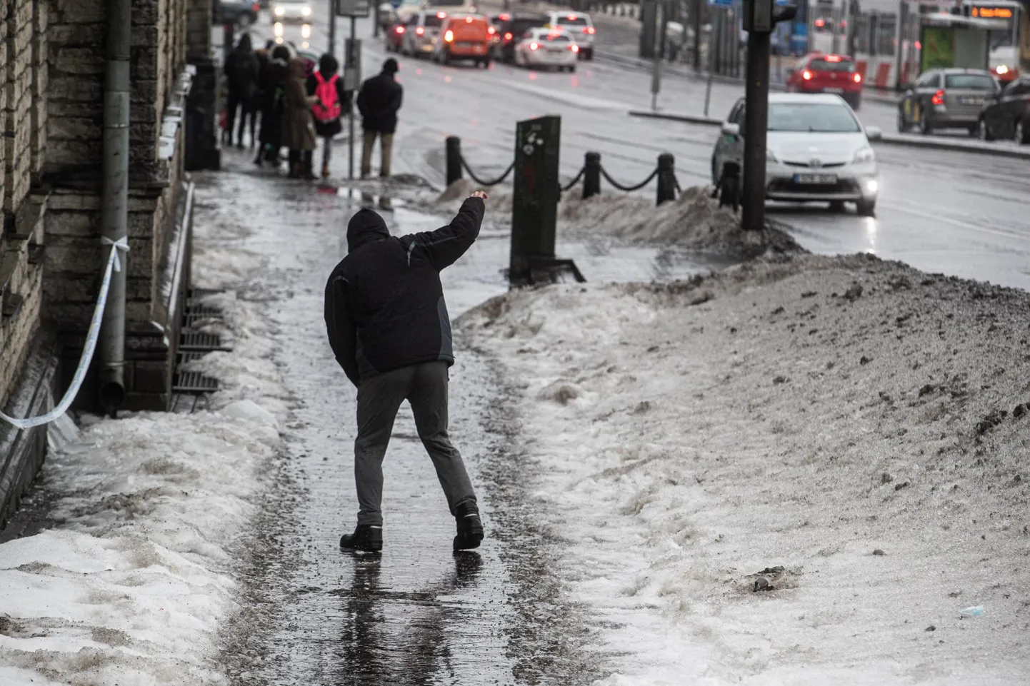 Jäävihm külvas paksu pahandust ja segadust üle Eesti, muu hulgas ka pealinnas.
