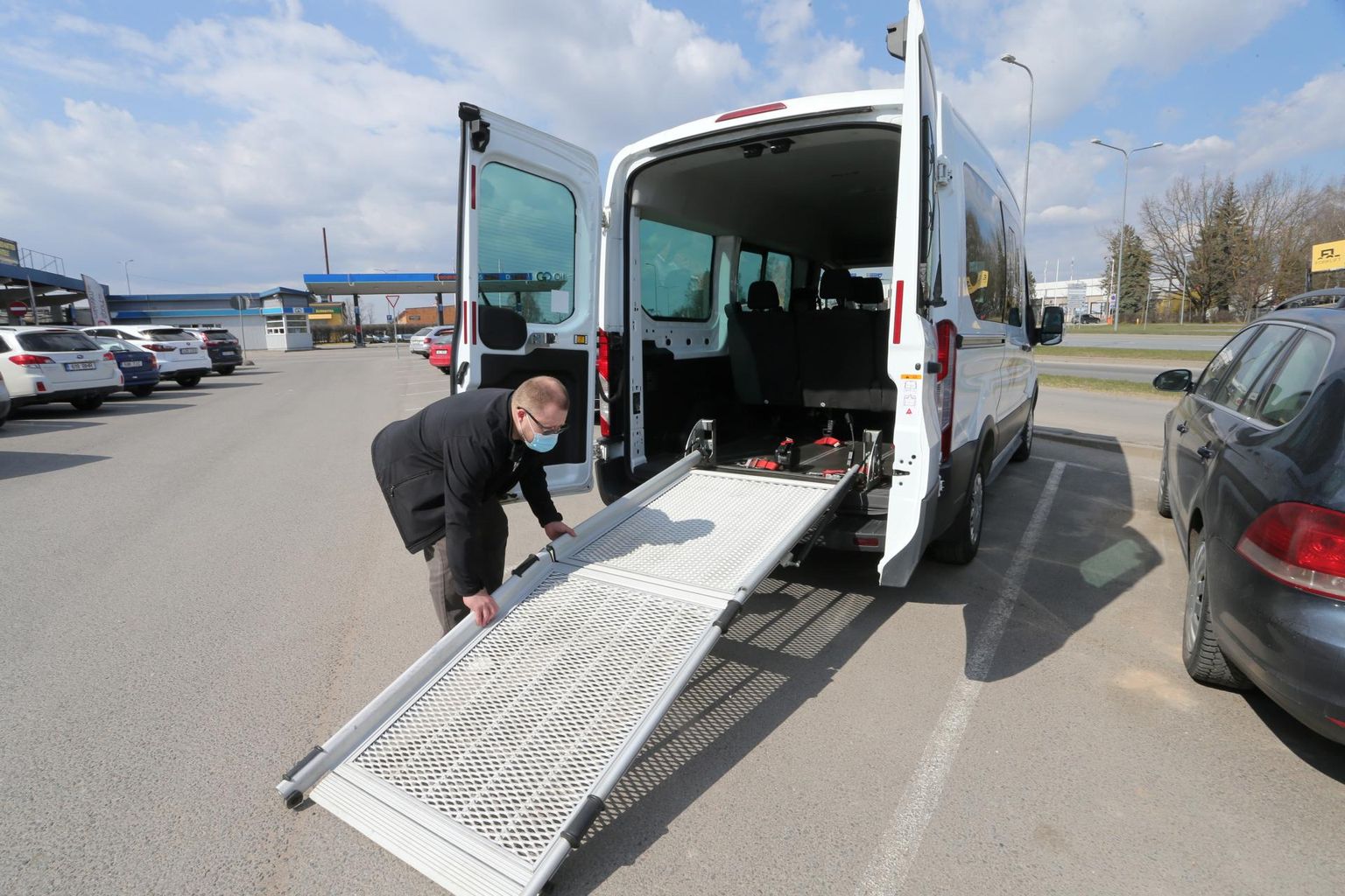 Autojuht Oliver Sups näitab, kuidas ratastoolibuss seest välja näeb. Sotsiaaltranspordi sõidukid tunneb ära nende peal oleva kirje «Sõida minuga!» järgi.