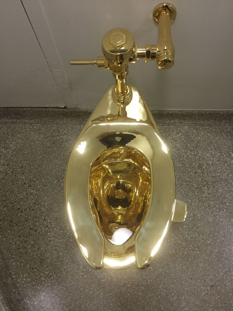 Maurizio Cattelani loodud 18-karaadisest kullast WC-pott