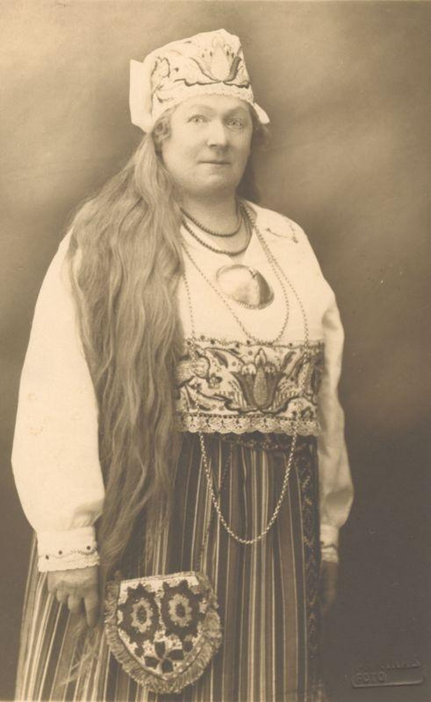 Rattaretk on pühendatud Mari Raamotile (1872–1966), kes oli aastatel 1927–1936 Naiskodukaitse esinaine.
