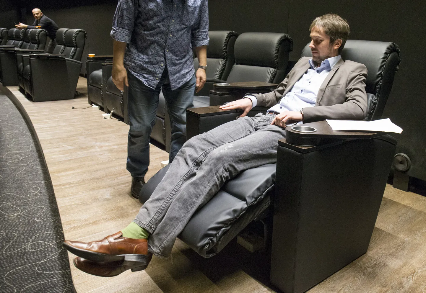 Mustamäe Apollo kino. Kolm päeva enne avamist. Toolis Apollo kino tegevjuht Nauri Dobrek.