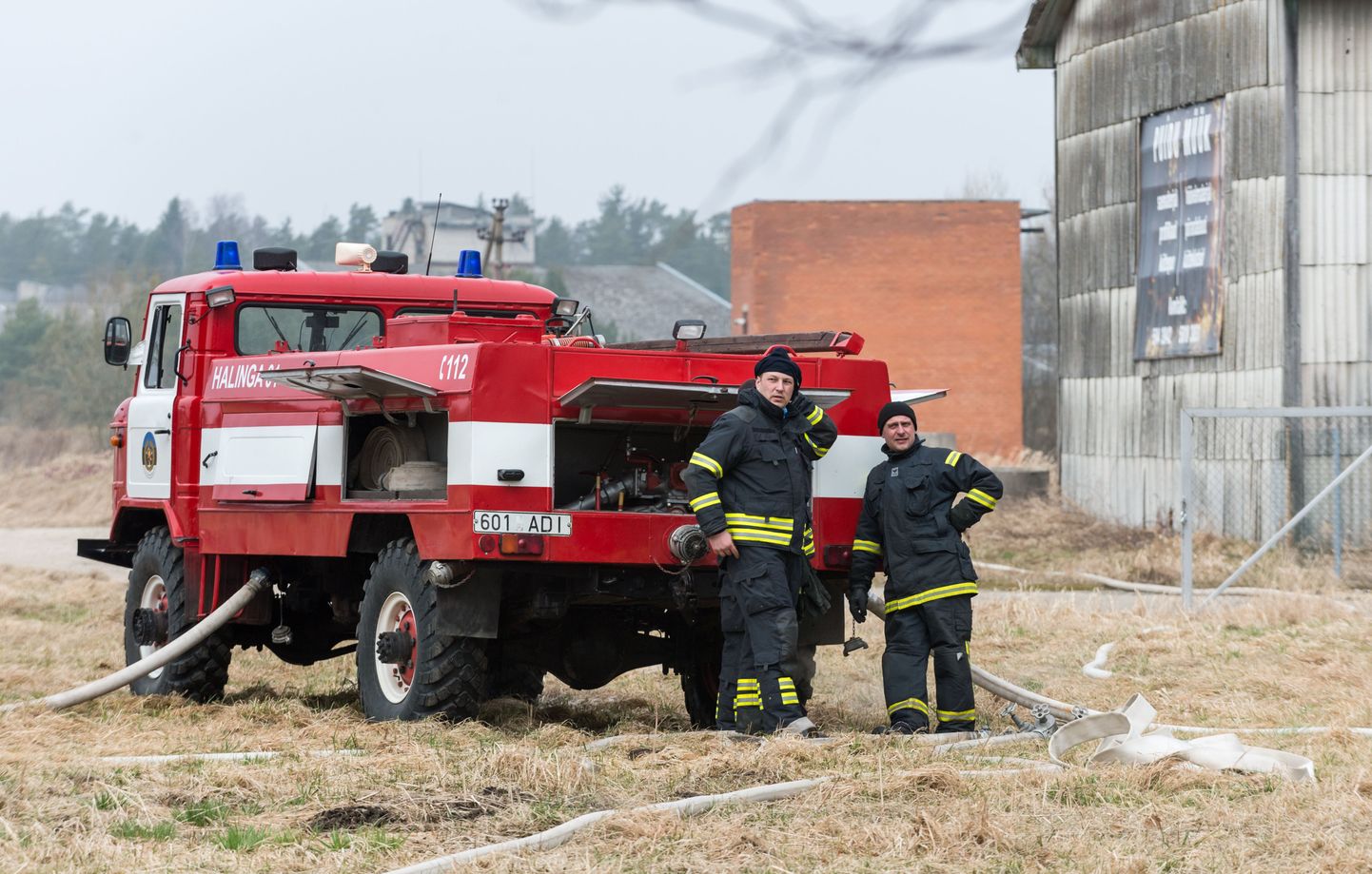 Pärnu-Jaagupi kutselised ja Halinga vabatahtlikud päästjad harjutasid Halinga vallas Libatses tulekahju kustutamist. Foto on illustratiivne!