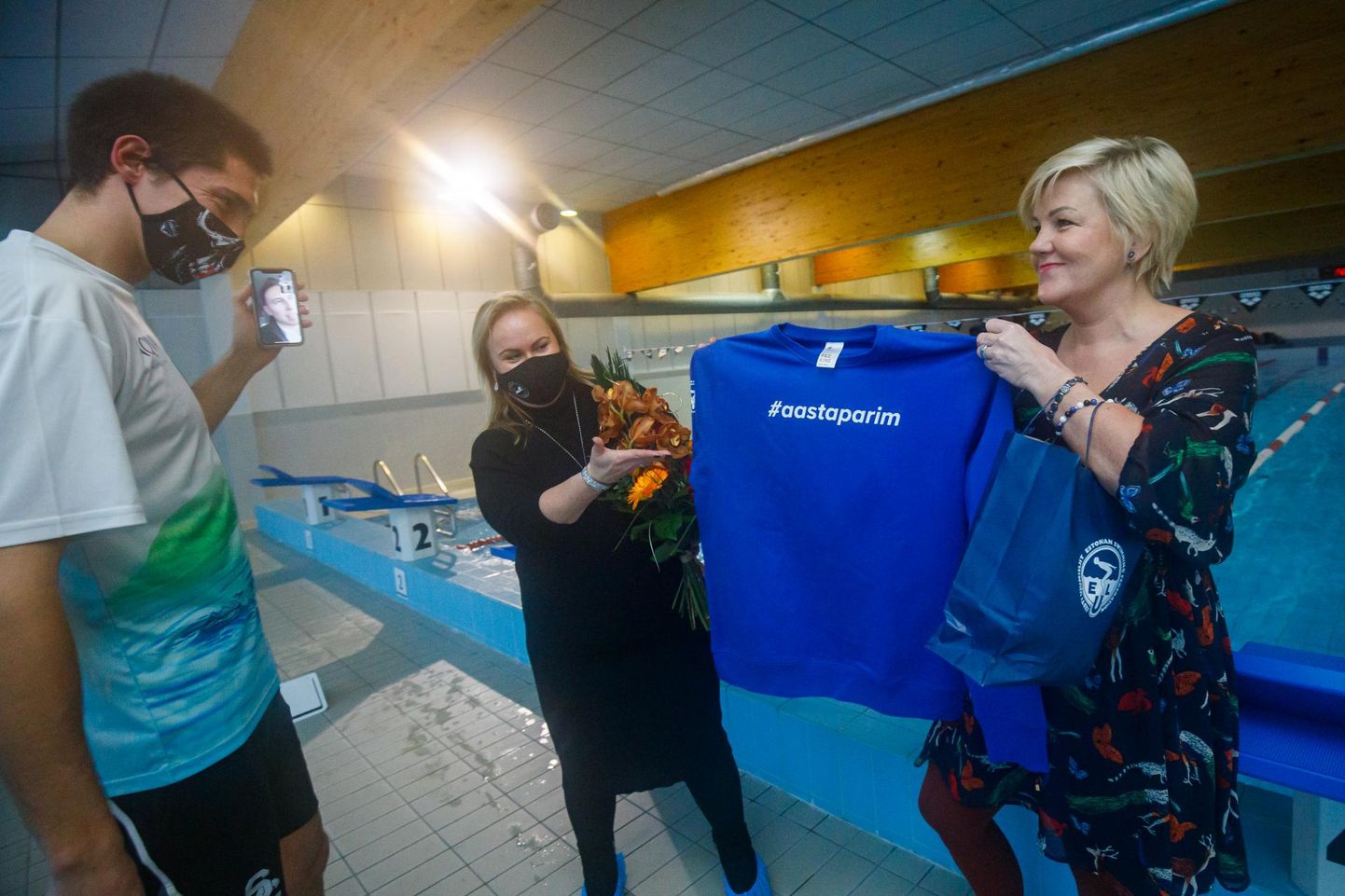 Sirje Eirand (paremal) ja Triin Varek tunnustasid aasta parimaks masters-ujujaks valitud Ralf Tribuntsovi.