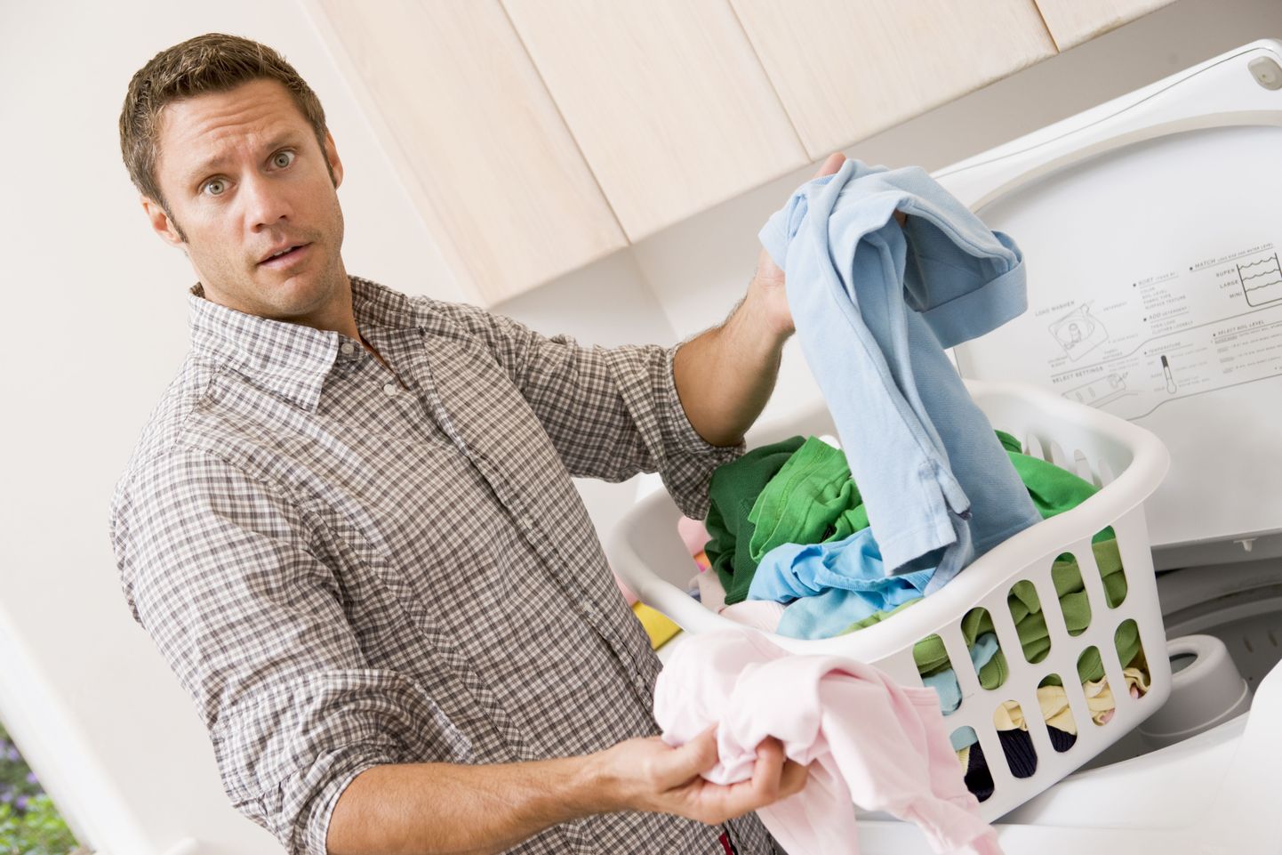 Pesu pesev mees on Eestis harv nähtus - 80 protsenti Eesti naisest hoolisteb rõivaste ja pesu korrashoiu eest.