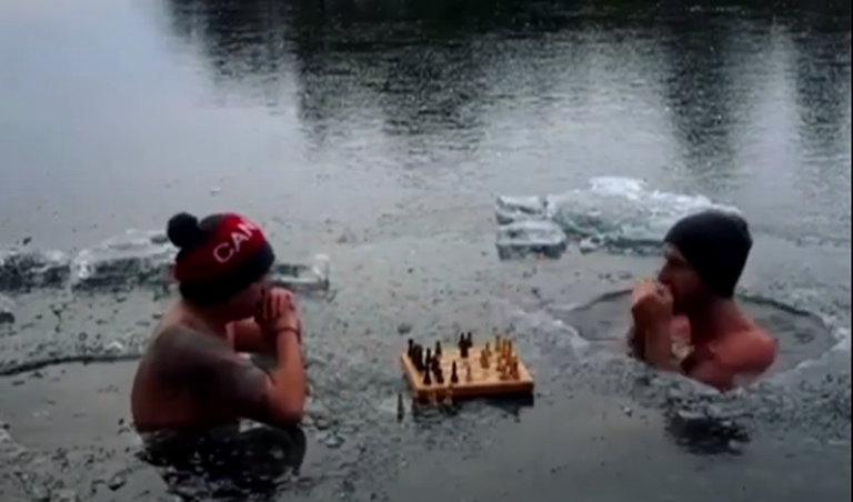 Kaks kanadalast mängisid külmas vees malet
