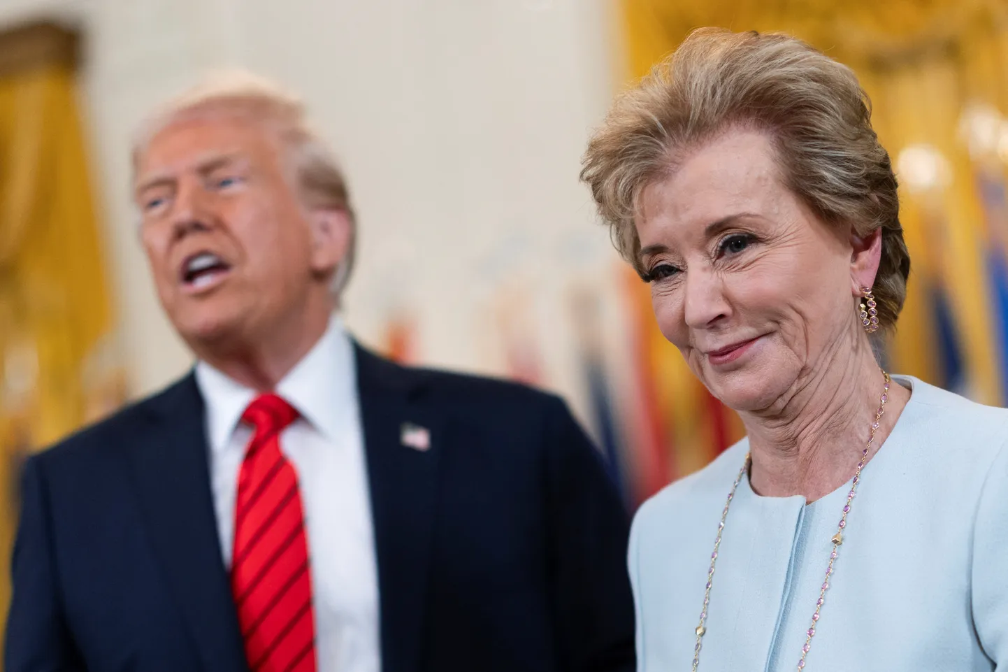 USA president Donald Trump koos haridusminister Linda McMahoniga Valges Majas pärast haridusministeeriumi sulgemise otsusele allakirjutamist 20. märtsil 2025. aastal.