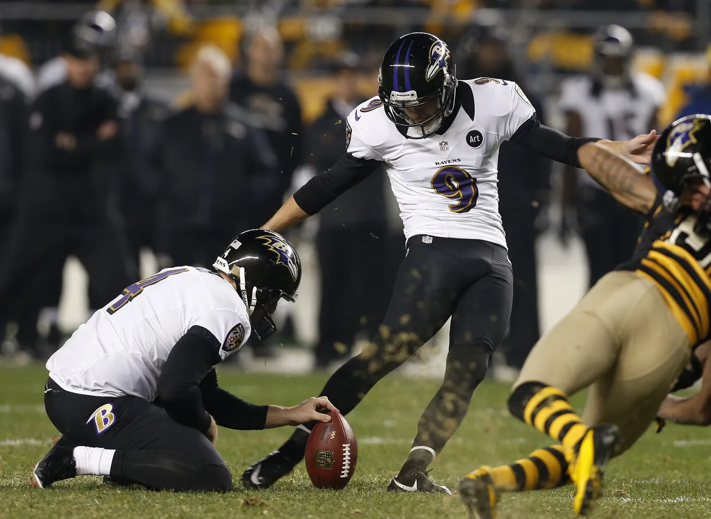 Baltimore Ravensi mängumees Justin Tucker (keskel) lööki sooritamas.