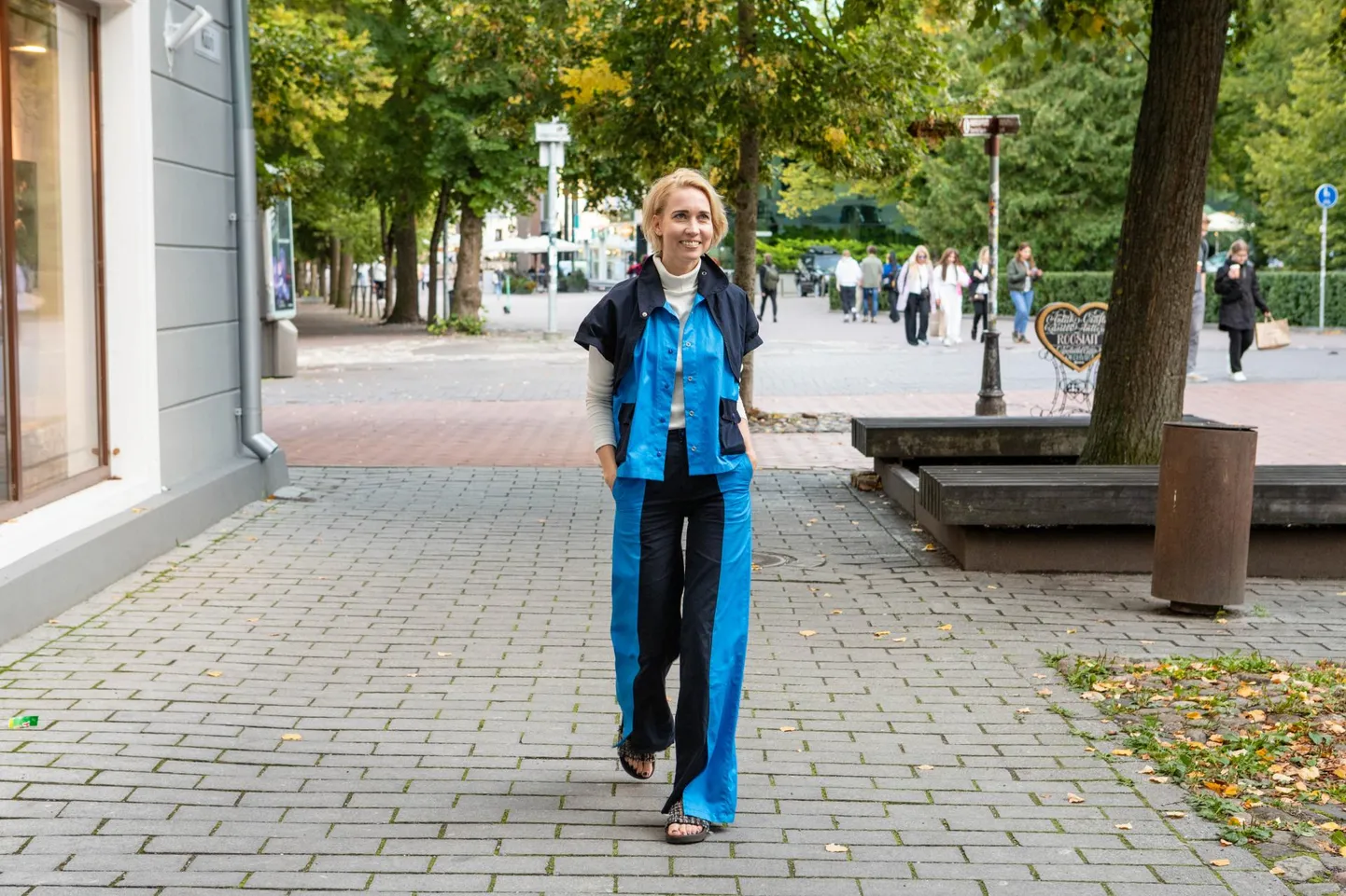 Liis Tiisvelt kannab kahevärvilisi pükse ja pluusi, mis valmistatud kohaliku tööstuse kangajääkidest, firmamärgiks iLLIMOR.