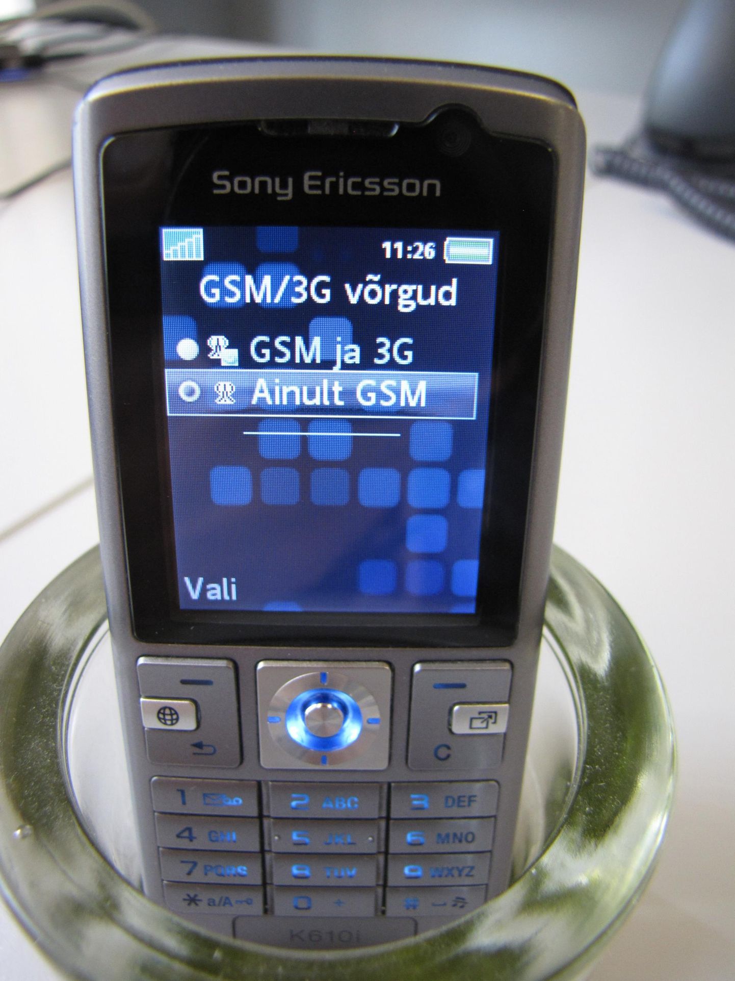 Pildil olev telefon Sony Ericsson K610i hakkas toonase EMT mobiilivõrgus tööle 2007. aasta 30. aprillil ning on vahetpidamata rivis olnud tänaseni. Küll on kasutusel kolmas aku. See telefon toetab GSM-sagedusi 900, 1800 ja 1900 MHz ning saab hakkama 3G-võrgus sagedusel 2100 MHz. Kui veel üle-eelmisel aastal oli Telia 3G-levi sel sagedusel leitav suures osas Eestis, siis nüüd enam mitte.